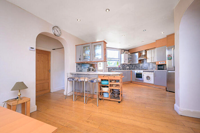 3 Bedroom Maisonette For Sale In Sussex Ring, Woodside Park, London, N12