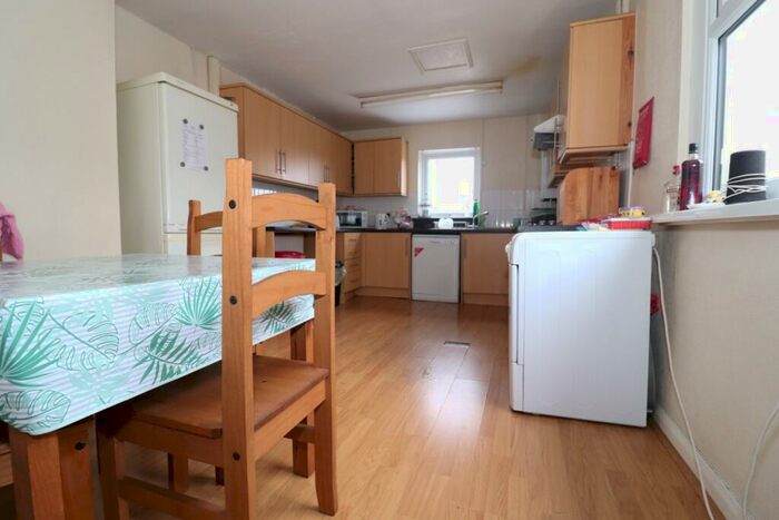 3 Bedroom Flat To Rent In Woodville Road, Cathays, CF24