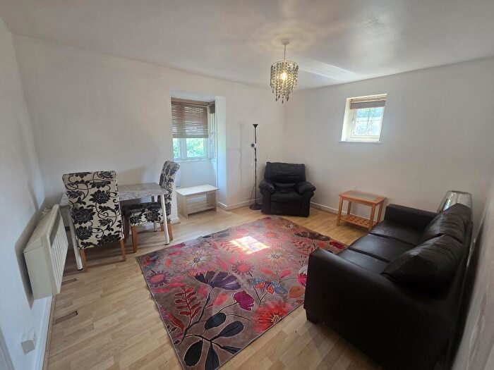 1 Bedroom Flat To Rent In Athol Square, London, E14