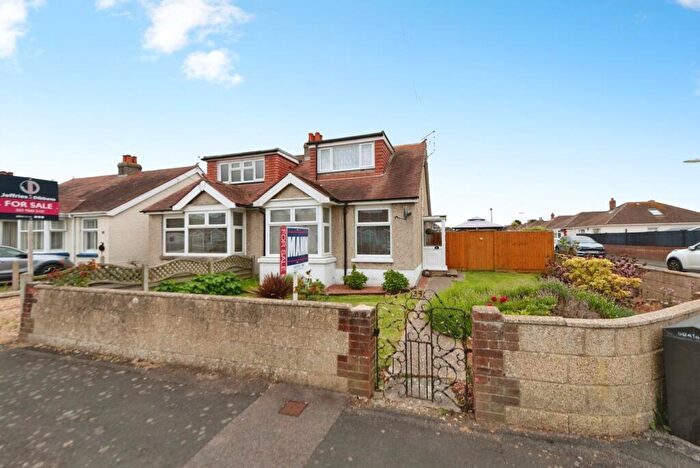 4 Bedroom Bungalow For Sale In Braemar Road, Gosport, Hampshire, PO13