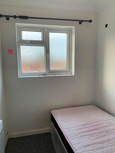 2 Bedroom Flat To Rent In Beavers Lane, Hounslow, TW4