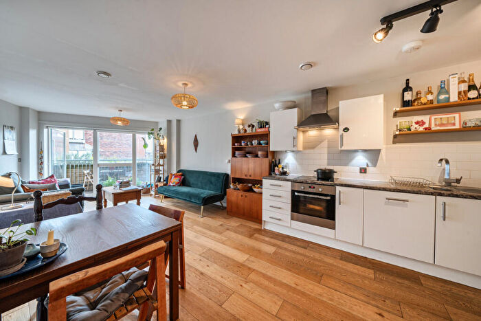 1 Bedroom Apartment For Sale In Glengall Road, London, SE15