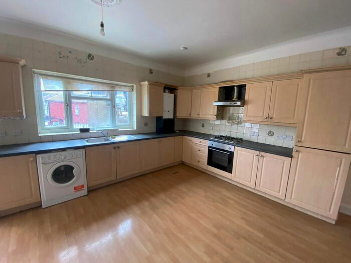 4 Bedroom Flat To Rent In King Street, Southall, UB2