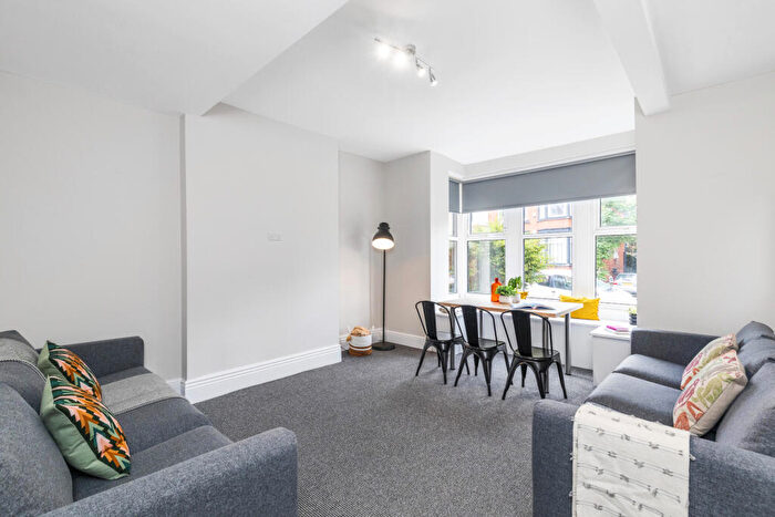 8 Bedroom House To Rent In Estcourt Avenue, Leeds, LS6