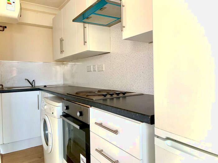 1 Bedroom Flat To Rent In Weston Lane, Southampton, SO19