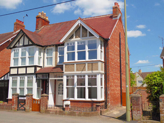 3 Bedroom Semi Detached House For Sale In Banbury Road, Bicester, OX26