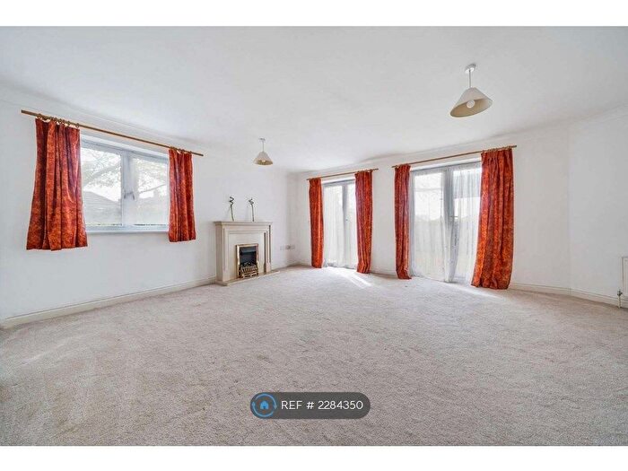 2 Bedroom Flat To Rent In The Dell, Southampton, SO15