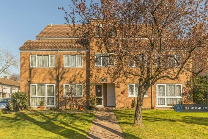 1 Bedroom Flat To Rent In Lilliput Court, London, SE12