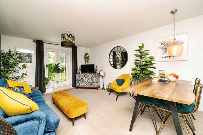 2 Bedroom Flat For Sale In Latimer Close, Bristol, BS4