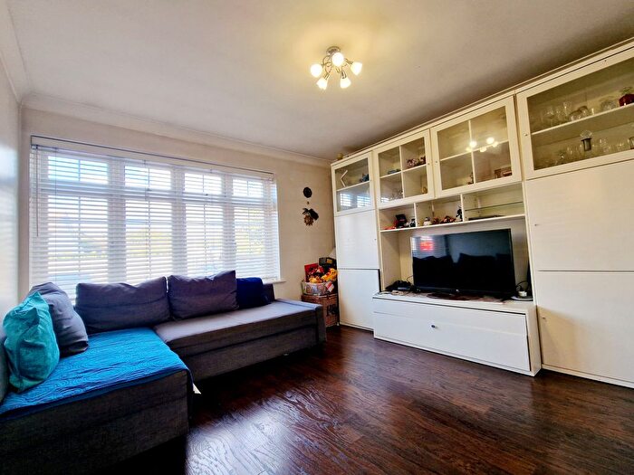 4 Bedroom Semi-Detached House To Rent In Pool Road, West Molesey, KT8
