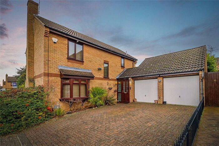 4 Bedroom Detached House For Sale In Brearley Avenue, Oldbrook, Milton Keynes, Buckinghamshire, MK6