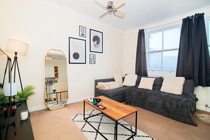 1 Bedroom Flat To Rent In London Road, Twickenham, TW1