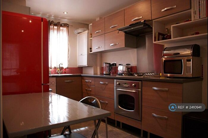 2 Bedroom Maisonette To Rent In Langdon Court, London, EC1V