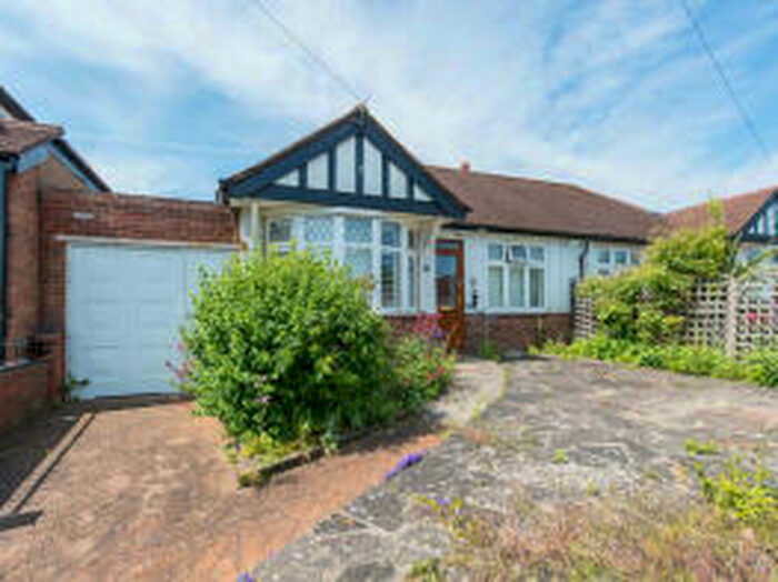 2 Bedroom Bungalow To Rent In Hallowell Avenue, Croydon, CR0