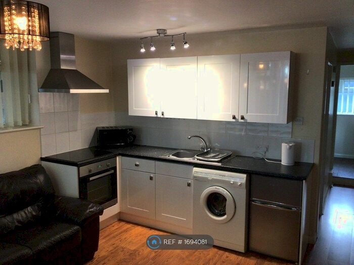 1 Bedroom Flat To Rent In Black Road, Macclesfield, SK11