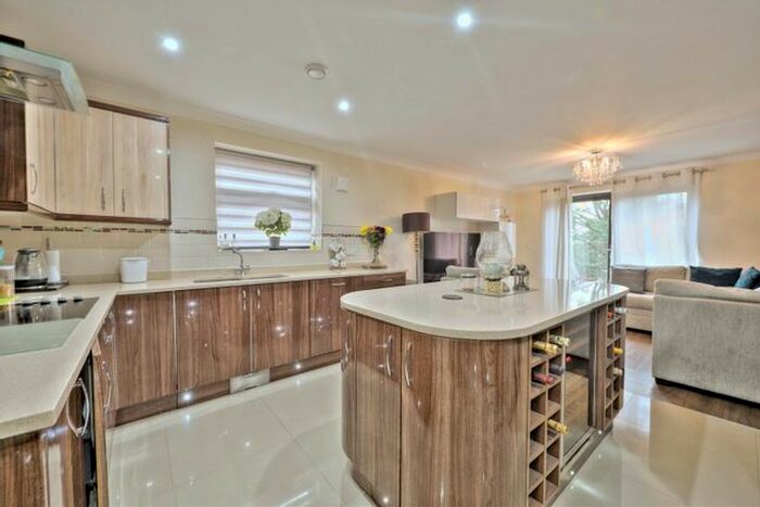 2 Bedroom Flat To Rent In High Oaks, Swakeleys Road, Ickenham, UB10