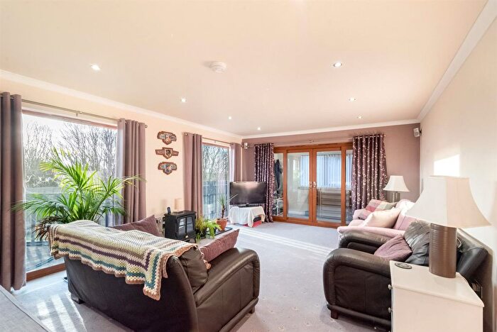 2 Bedroom Detached House For Sale In Hill View Lodges, Rumbling Bridge, KY13