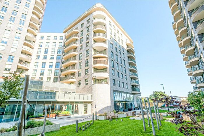 3 Bedroom Apartment To Rent In Green Street, London, NW10