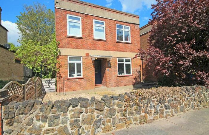 2 Bedroom Flat To Rent In Vale Close, Strawberry Vale, Twickenham, TW1