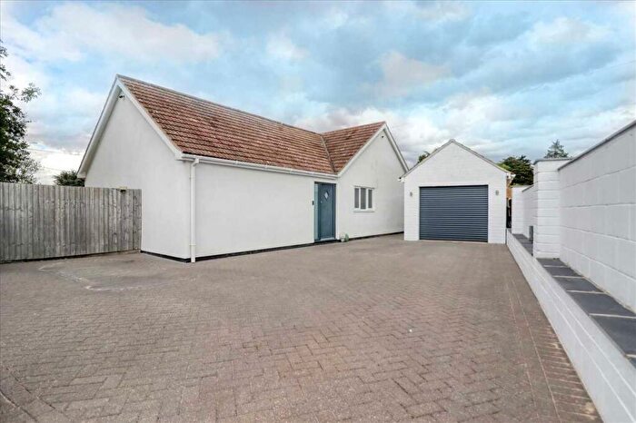 4 Bedroom Bungalow For Sale In Dumont Avenue, Point Clear, CO16