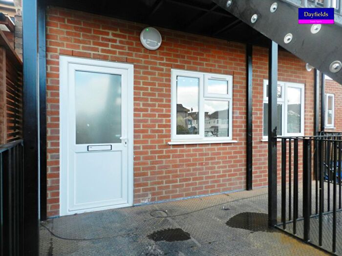 2 Bedroom Maisonette To Rent In High Street, Waltham Cross, Hertfordshire, EN8
