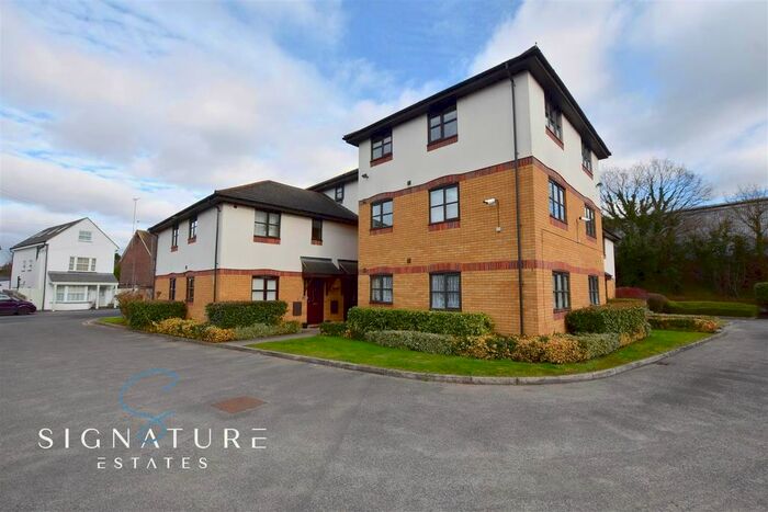 1 Bedroom Flat To Rent In Peterslea, Water Lane, Kings Langley, WD4