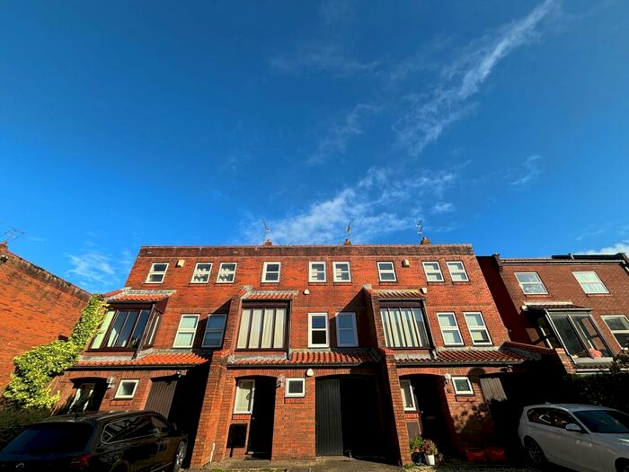 3 Bedroom Town House To Rent In Challoner Court, BS1