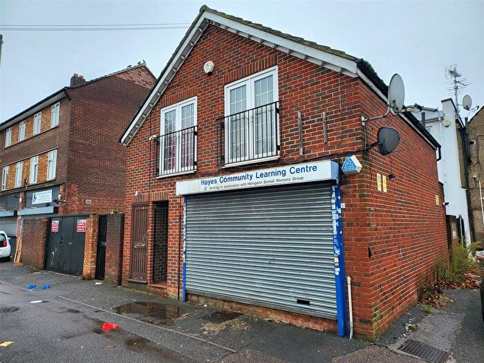 2 Bedroom Flat To Rent In East Avenue, Hayes, Greater London, UB3