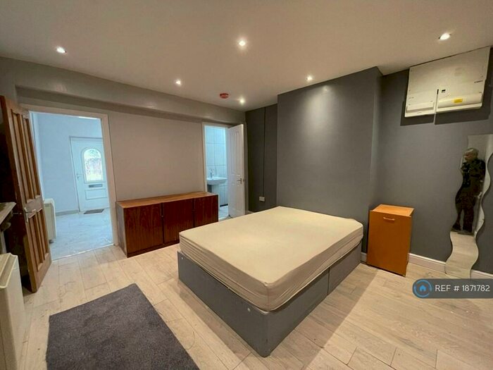 1 Bedroom Flat To Rent In Church Street, Brierley Hill, DY5