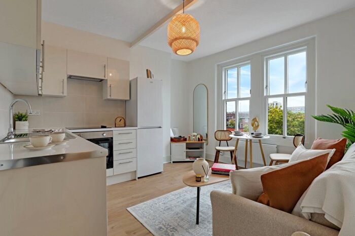 2 Bedroom Flat For Sale In Old Kent Road, London, SE1