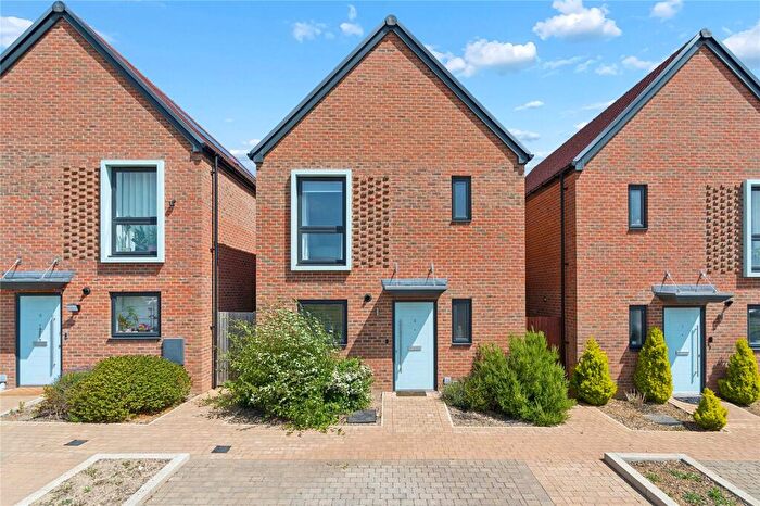 3 Bedroom Detached House For Sale In Finlay Gardens, Hornchurch, RM12