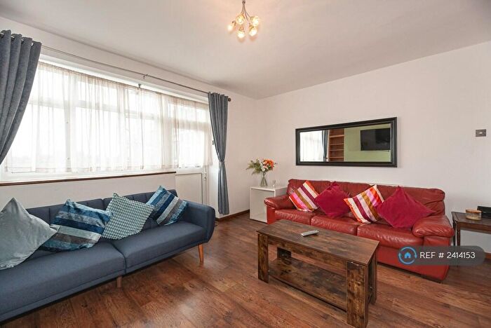 2 Bedroom Flat To Rent In Beech House, London, SE16