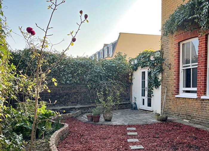 3 Bedroom Flat To Rent In Orlando Road, London, SW4