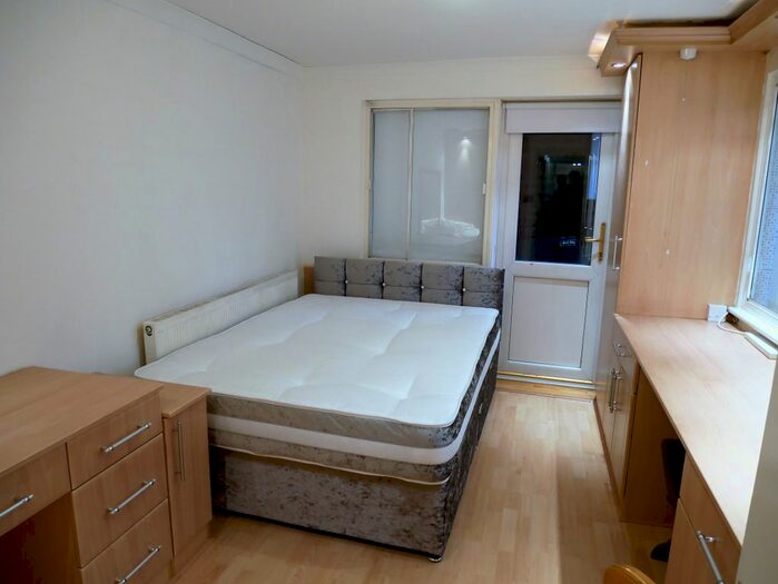 Studio To Rent In Summerwood Road, Isleworth, TW7