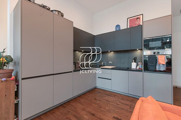 3 Bedroom Flat To Rent In Grove Street, London, SE8