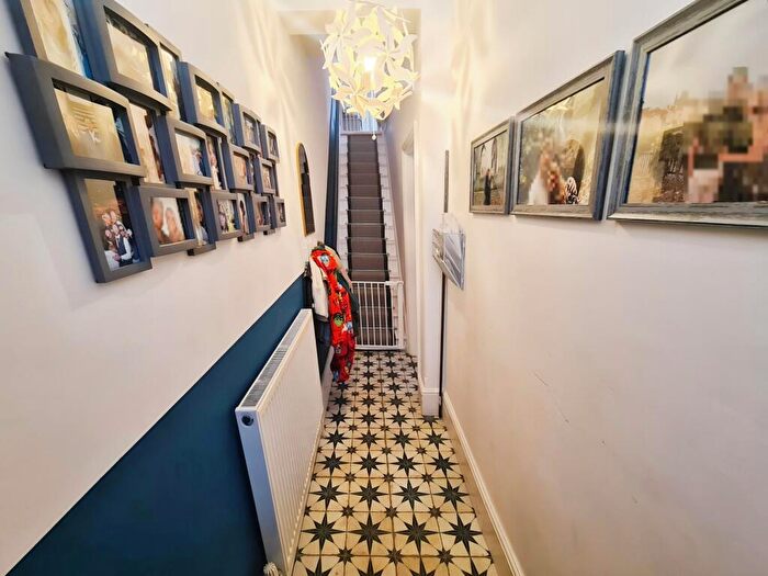 3 Bedroom Terraced House For Sale In Windsor Street, Milton Keynes, MK12