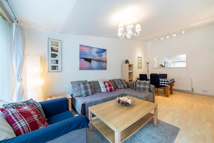 3 Bedroom Semi Detached House To Rent In £. Pppw - Henry Square, Shieldfield, NE2