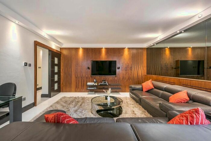 3 Bedroom Flat To Rent In Crawford Street, Marylebone, London, W1H