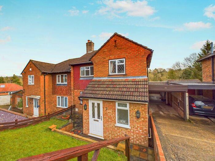 3 Bedroom Semi-Detached House To Rent In Barnfield Close, Coulsdon, CR5