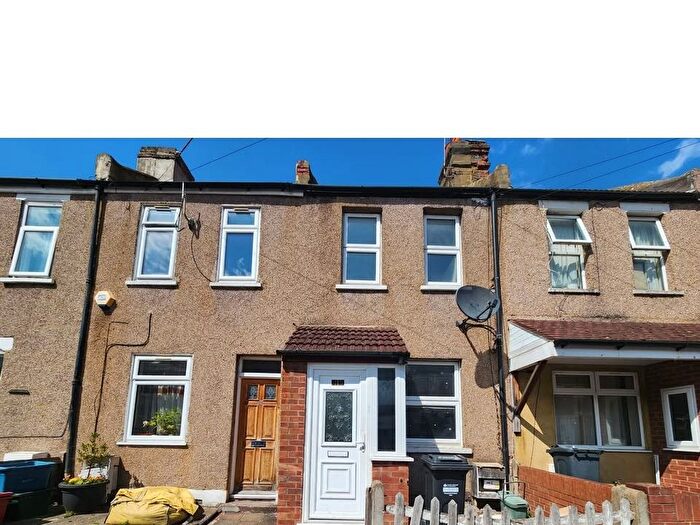 5 Bedroom Terraced House To Rent In Myrtle Road, Hounslow, TW3