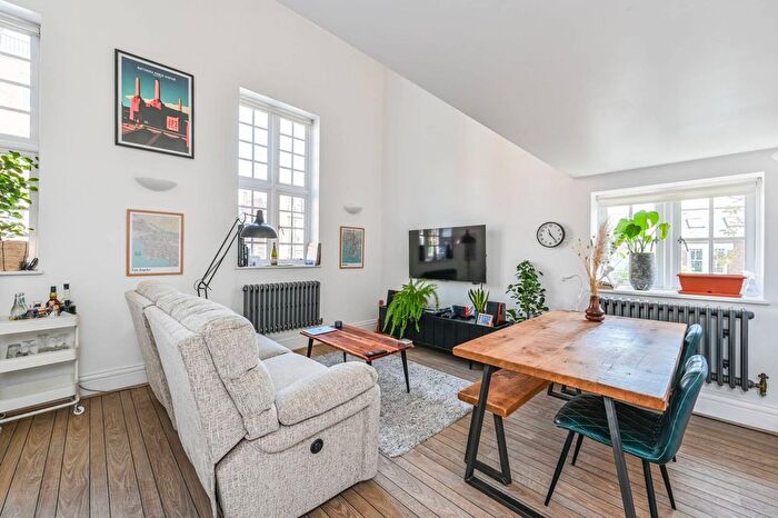 2 Bedroom Flat To Rent In Kingsway Square, Battersea Park, Battersea Park, London, SW11