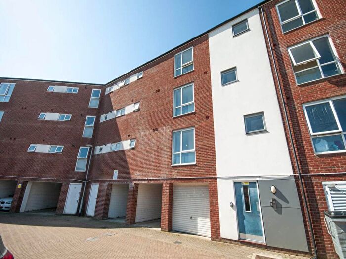 4 Bedroom Flat To Rent In Aviation Avenue, Hatfield, Hertfordshire, AL10