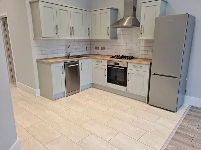 2 Bedroom Flat To Rent In Market Terrace, Albany Road, Brentford, TW8