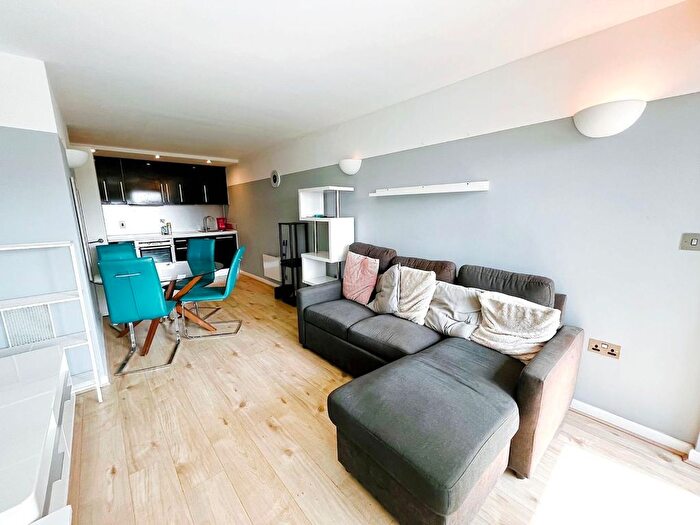 2 Bedroom Flat To Rent In Whitehall Waterfront, Riverside Way, Leeds, LS1