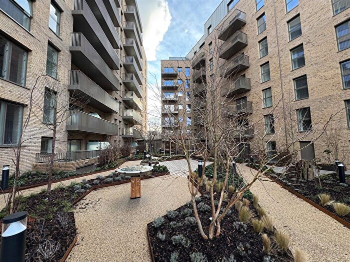 2 Bedroom Flat To Rent In Potters Road, Chelsea, London, SW6