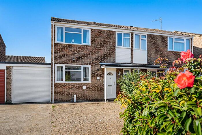 4 Bedroom Semi-Detached House For Sale In Halifax Road, Bicester, OX26