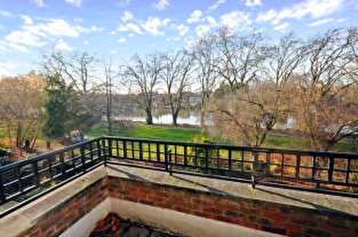 2 Bedroom Flat To Rent In Arun House, Maybate Avenue, KT2