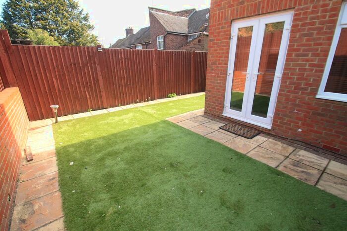 2 Bedroom House To Rent In Oak Tree Row, Luton, LU2