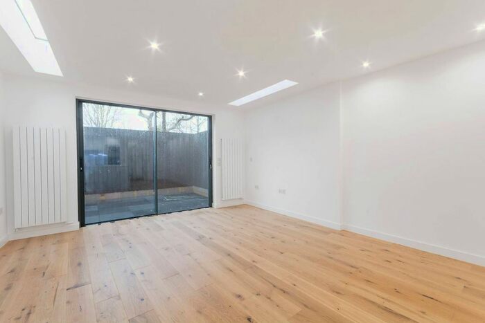 2 Bedroom Flat To Rent In The Grove, Ealing, London, W5