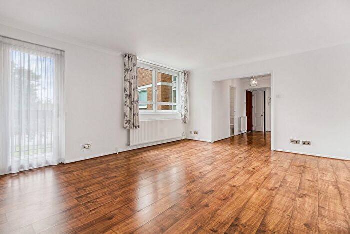 3 Bedroom Flat To Rent In Noblefield Heights, Great North Road, London, Greater London, N2